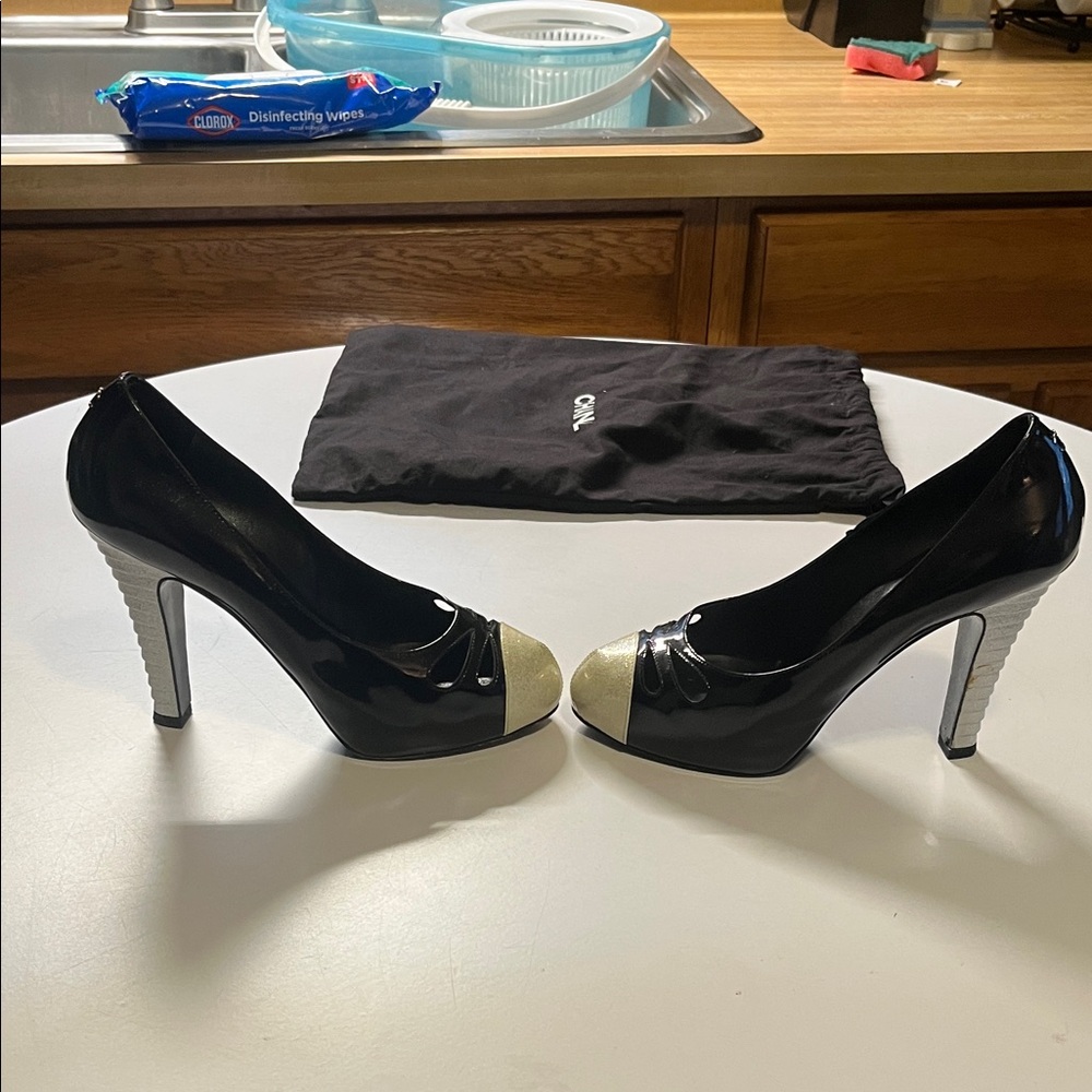 CHANEL Black Heels with Cream Toe Cap - Picture 4 of 8